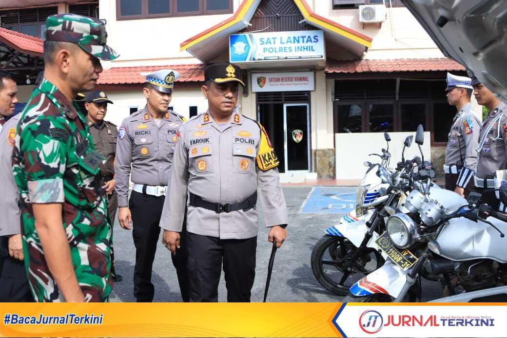 IMG-20251117-WA0019 Ket Foto: Kapolres Inhil bersama Dandim 0314/Inhil memeriksa kesiapan pasukan oprasi Zebra Lancang kuning 2025 di halaman Mapolres Inhil, Senin (17/11/2025).