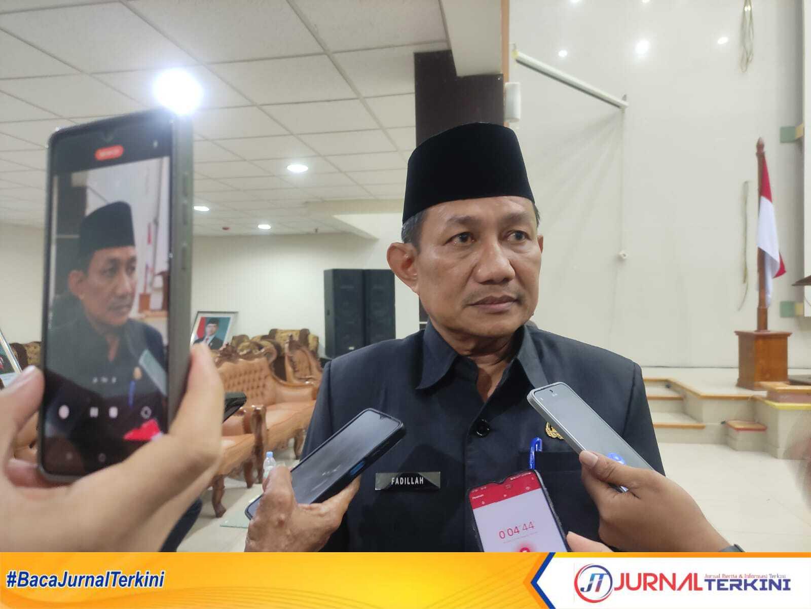 IMG-20251125-WA0010 Keterangan foto: Asisten III Setda Inhil, Fadillah usai menyampaikan pidato pengantar pengantar Bupati Inhil terhadap Rancangan Kebijakan Umum Anggaran (KUA) dan Prioritas Plafon Anggaran Sementara (PPAS) APBD Tahun Anggaran 2026