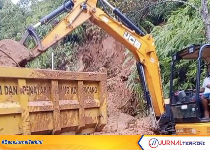 Dua alat berat DPUPR Kota Padang saat diterjunkan ke Kawasan Longsor di Lubuk Minturun. (Foto Kominfo Padang).