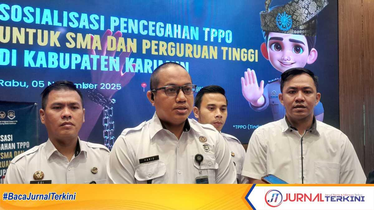 Kepala Kantor Imigrasi Kelas II TPI Tanjung Balai Karimun Dwi Avandho Farid memberikan keterangan pers terkait acara sosialisasi tentang Tindak Pidana Perdagangan Orang (TPPO) yang diikuti para kepala sekolah tingkat SMA sederajat dan pimpinan perguruan tinggi di Kabupaten Karimun, di salah satu hotel di Tanjung Balai Karimun, Rabu (5/11/2025). (JurnalTerkini.id/rusdi)