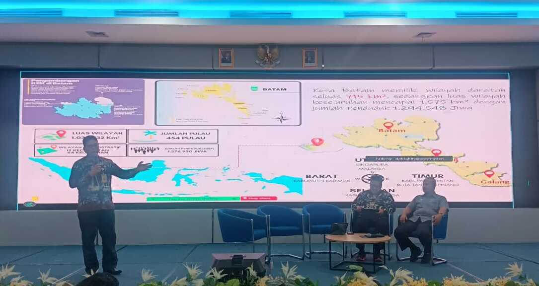 Kepala Dinas Komunikasi dan Informatika (Diskominfo) Kota Batam, Rudi Panjaitan, saat menjadi pemateri di Seminar Nasional Sisfotek 9. (Diskominfo Batam)