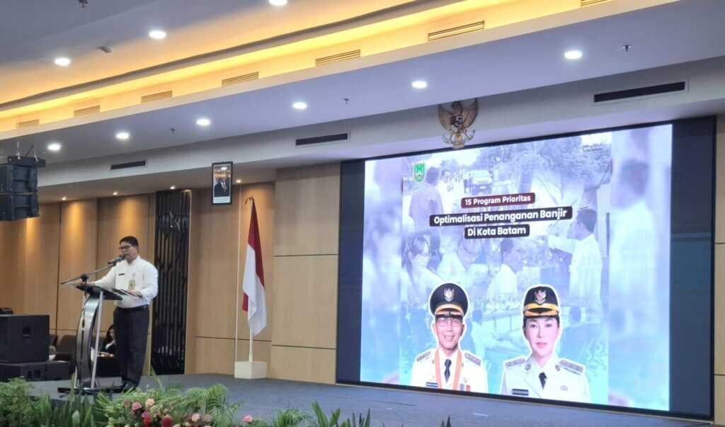 Kepala Dinas Komunikasi dan Informatika (Kadiskominfo) Batam Rudi Panjaitan mewakili Wali Kota Batam Amsakar Achmad di acara Hari Internet Sedunia yang bertema "Smart Connectivity, Smart Future: ISP & AI Sebagai Pendorong Inovasi Bisnis dan Publik" di Grand Ballroom AP Premier Hotel, Batam, Rabu (29/10/2025). (Diskominfo Batam)