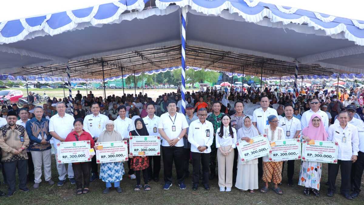 Wakil Wali Kota Batam, Li Claudia Candra menyerahkan Tambahan Bantuan Sosial Lansia Tahun 2025 di Lapangan Bola Legenda Malaka, Baloi Permai, Rabu (15/10/2025). (Diskominfo Batam)