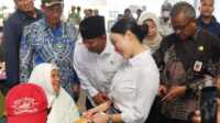 Li Claudia serahkan bansos lansia Wakil Wali Kota Batam, Li Claudia Candra, menyerahkan tambahan bantuan sosial (bansos) bagi lanjut usia (lansia) dengan didampingi anggota DPRD Kota Batam, Kamis (16/10/2025). (Diskominfo Batam)