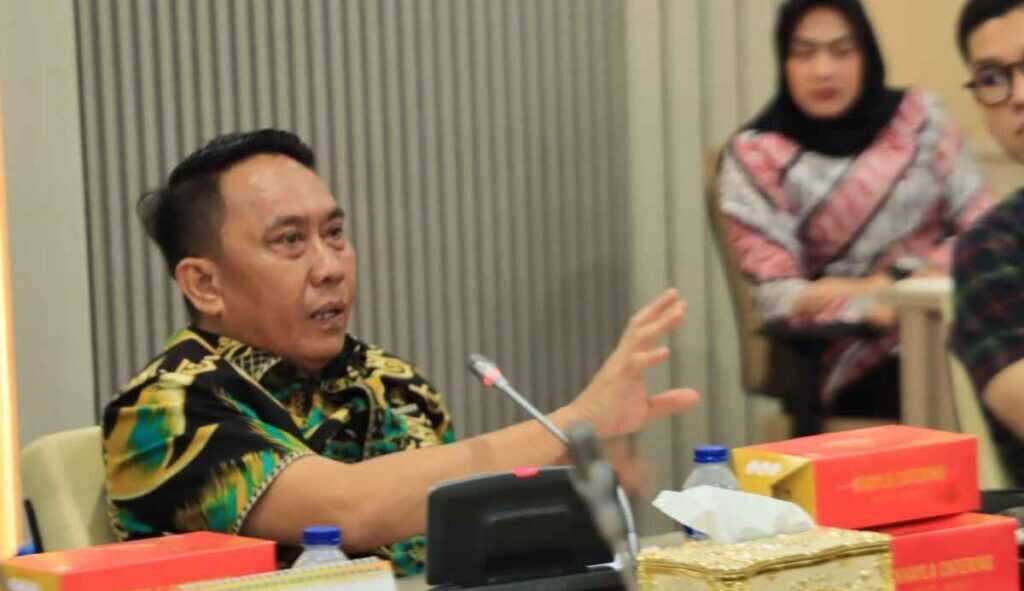 Ketua Panitia Khusus (Pansus) memimpin rapat finalisasi Rancangan Peraturan Daerah (Ranperda) tentang Penyelenggaraan Administrasi Kependudukan di gedung DPRD Batam, Kamis (27/11/2025). (Batam.go.id)