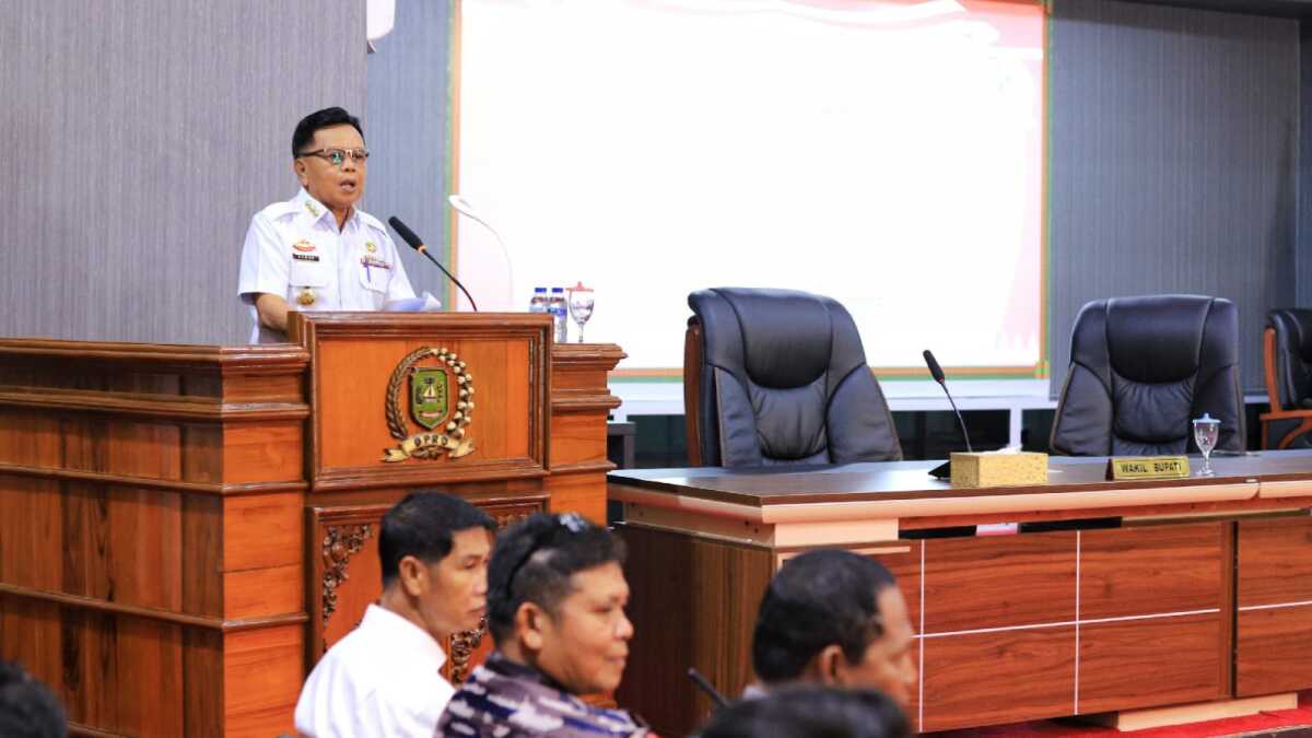 Bupati Meranti dalam rapat paripurna pengesahan Rancangan Peraturan Daerah (Ranperda) tentang Rencana Pembangunan Jangka Menengah Daerah (RPJMD) Kabupaten Kepulauan Meranti 2025–2029 di Balai Sidang DPRD, Rabu (13/8/2025). (Dokumentasi pribadi)