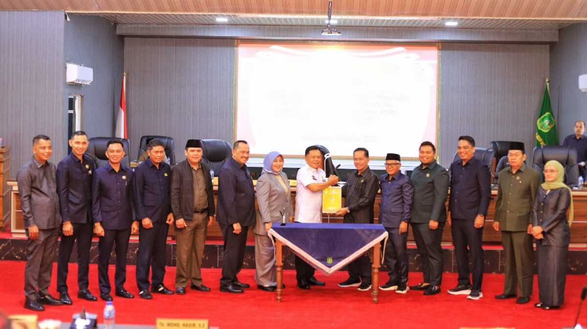 RPJMD meranti 2025-2029 Bupati Meranti dan pimpinan DPRD menunjukkan naskah Rancangan Peraturan Daerah (Ranperda) tentang Rencana Pembangunan Jangka Menengah Daerah (RPJMD) Kabupaten Kepulauan Meranti 2025–2029 yang disahkan dalam rapat paripurna yang di Balai Sidang DPRD, Rabu (13/8/2025). (Dokumentasi pribadi)