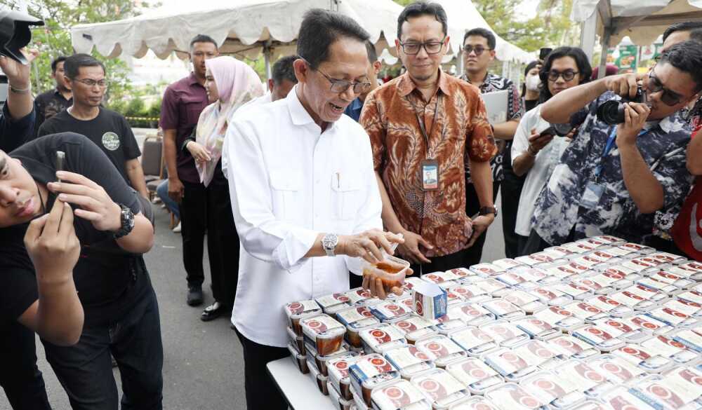 asam pedas Batam pecahkan rekor muri Wali Kota Batam Amsakar Achmad mencicipi masakan Asam Pedas dalam acara pemenuhan rekor Muri dalam Pekan Rasa Melayu di Hotel Santika Batam, Jumat (24/10/2025). (Diskominfo Batam)
