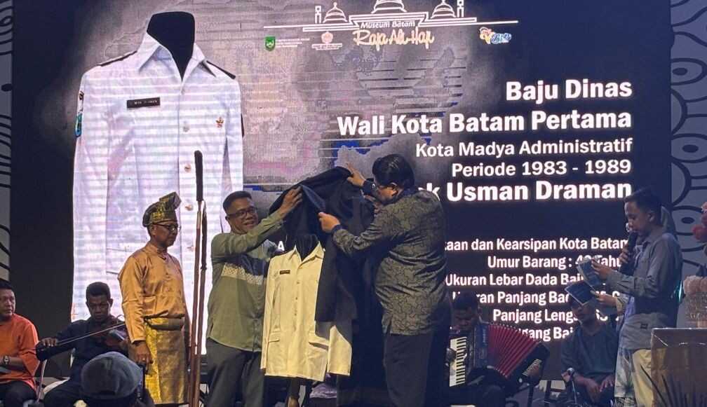 baju dinas wali kota Batam pertama Malam puncak perayaan hari jadi ke-5 Museum Batam Raja Ali Haji, yang bertepatan dengan Hari Museum Nasional, di Alun-alun Engku Putri Batam Center. (Diskominfo Batam)