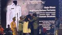 baju dinas wali kota Batam pertama Malam puncak perayaan hari jadi ke-5 Museum Batam Raja Ali Haji, yang bertepatan dengan Hari Museum Nasional, di Alun-alun Engku Putri Batam Center. (Diskominfo Batam)