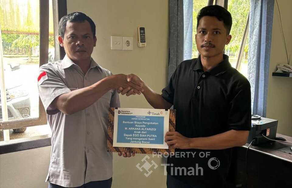 PT Timah Tbk menyalurkan bantuan untuk M. Arkana Alfariqzi, balita berusia dua tahun warga Air Ruai, Kabupaten Bangka, yang sedang berjuang melawan penyakit jantung dan komplikasi paru-paru. (Timah)