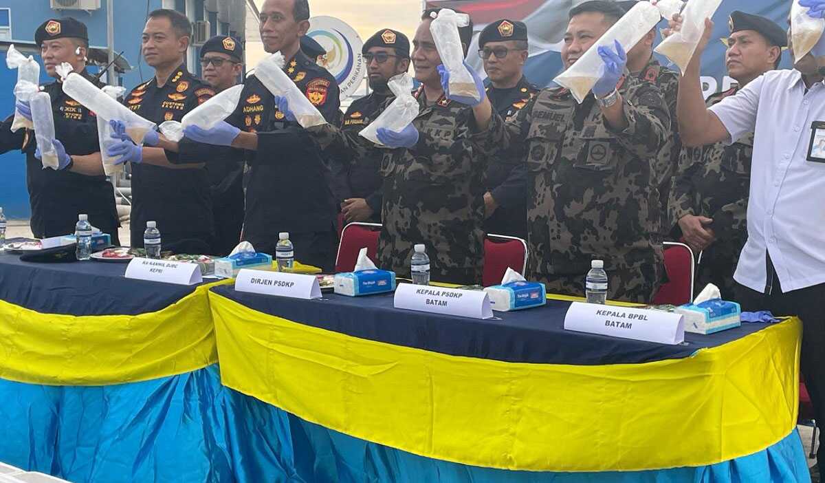 bc kepri gagalkan penyelundupan benih lobster-4 Kakanwil DJBC Khusus Kepri Adhang Noegroho Adhi bersama sejumlah pejabat menggelar konferensi terkait penangkapan HSC bermuatan benih bening lobster di Batam, Rabu (5/11/2025). (Humas BC Kepri)
