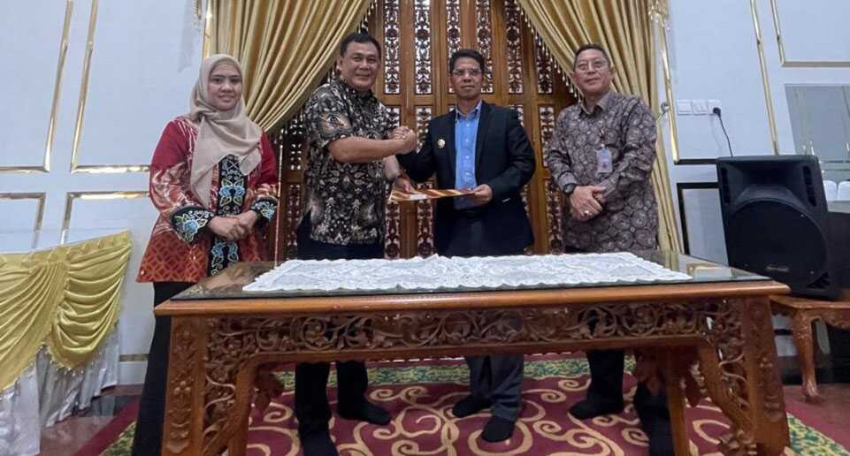 bpjamsostek pemda karimun Bupati Karimun Iskandarsyah didampingi Kepala Dinas Tenaga Kerja dan Perindustrian Karimun Ruffindy Alamsjah secara simbolis menyerahkan kepesertaan 953 pekerja rentan dalam program BPJS Ketenagakerjaan kepada Kepala Kepala Cabang BPJS Ketenagakerjaan Batam-Sekupang, Budi Pramono didampingi Kepala Kantor BPJS Ketenagakerjaan Karimun Tanjung Balai, Sri Nuryanti di rumah dinas Bupati Karimun, 14 November 2025. (foto: BPJS Ketenagakerjaan Karimun)