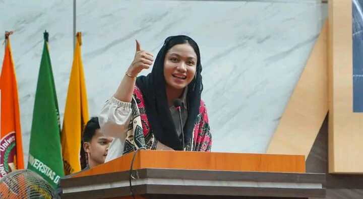 bupati Dharmasraya Annisa (1) Bupati Dharmasraya, Annisa Suci Ramadhani menghadiri acara Malam Resepsi Syukuran HUT UNDHARI ke-18 sekaligus HUT Yayasan Amanah Ampang Kuranji ke-20, Rabu (12/11/2025). (JurnalTerkini.id/brando)