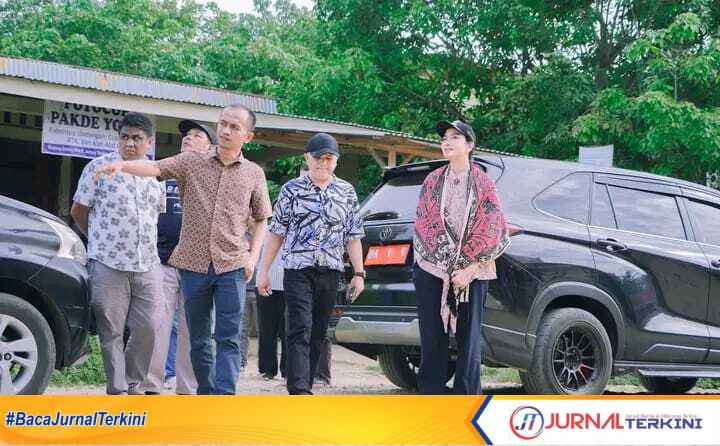 bupati Dharmasraya tinjau jalan Bupati Dharmasraya Annisa Suci Ramadhani (kanan) meninjau infrastruktur jalan yang rusak. (Dokumentasi pribadi)
