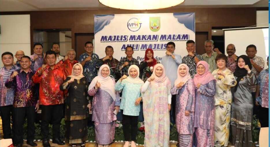 delegasi melaka ke Batam Wali Kota Batam, Amsakar Achmad, menyambut kunjungan kehormatan delegasi dari Majlis Perbandaraan Hang Tuah Jaya (MPHTJ) Melaka yang dipimpin oleh Datuk Sapiah Binti Haron di Swiss-Belhotel Harbour Bay, Kamis malam lalu. (Diskominfo Batam)