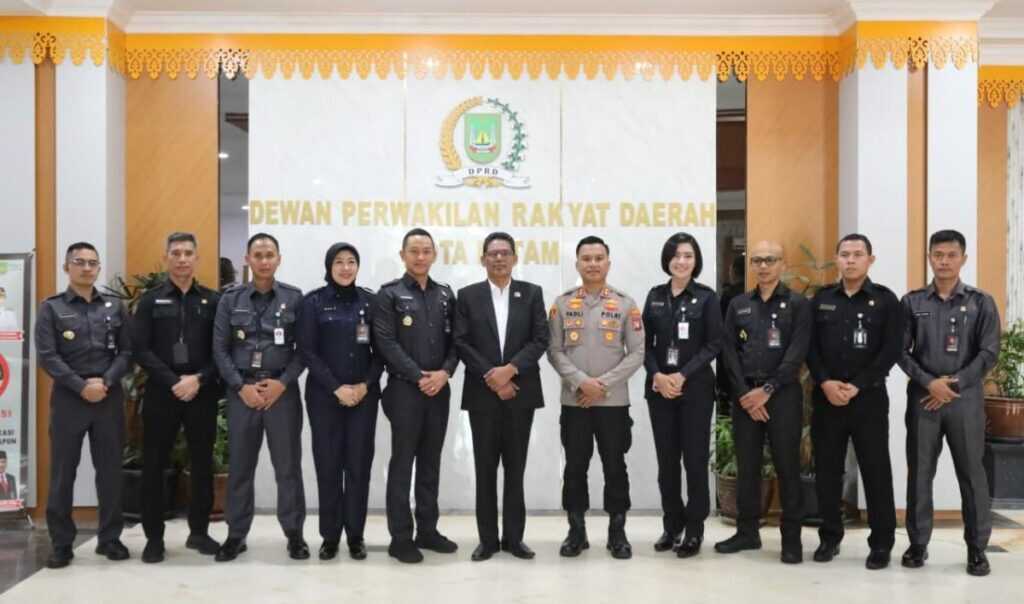 dprd Batam polri Kunjungan puluhan Peserta Didik Sekolah Staf dan Pimpinan Menengah (Sespimen) Polri Dikreg ke-65 ke DPRD Batam pada Senin (10/11/2025). (batam.go.id)