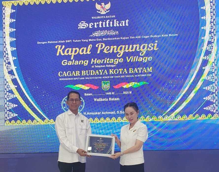 Wali Kota sekaligus Kepala BP Batam Amsakar Achmad menyerahkan sertifikat Cagar Budaya Batam yaitu, Galang Heritage Village kepada Wakil Kepala BP Batam sekaligus Wakil Wali Kota Batam, Li Claudia Chandra, di Balairungsari, Gedung Bida Utama, Batam Centre. (Diskominfo Batam)