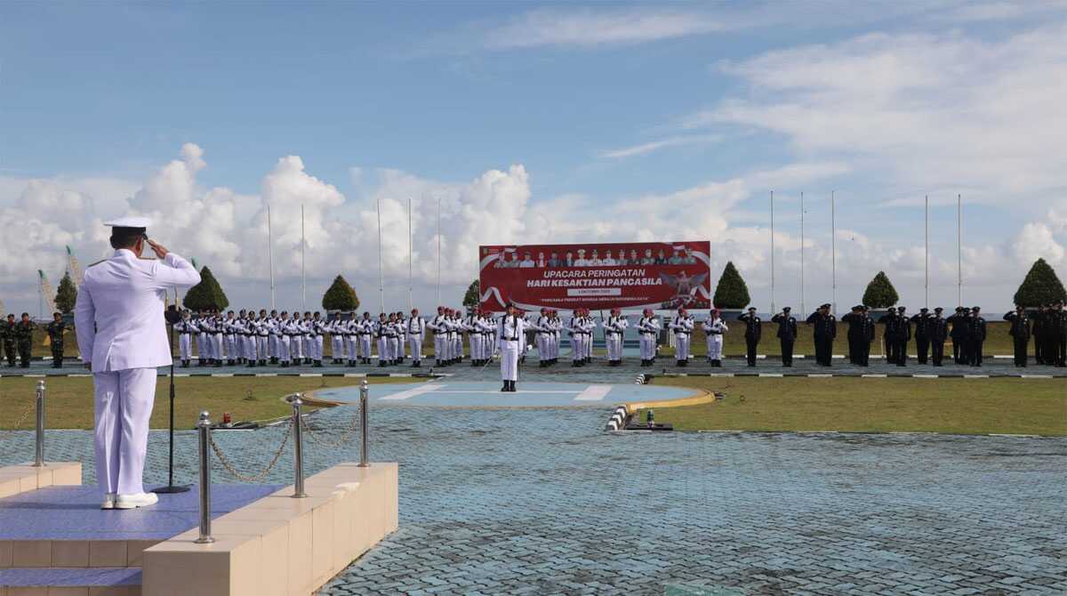 Penjabat (Pj) Sekretaris Daerah (Sekda) Kota Batam, Firmansyah, menghadiri Upacara Peringatan Hari Kesaktian Pancasila Tingkat Kota Batam Tahun 2025 di Lapangan Puskodal TNI AL, Batuampar pada Rabu (1/10/2025). (batam.go.id)