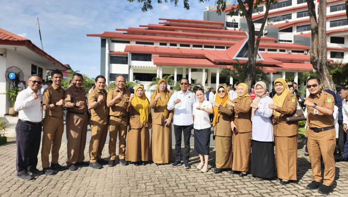 Wali Kota Batam sekaligus Kepala BP Batam Amsakar Achmad bersama jajaran merayakan Hari Ulang Tahun ke-54 BP Batam di halaman Kantor BP Batam. (Diskominfo Batam)