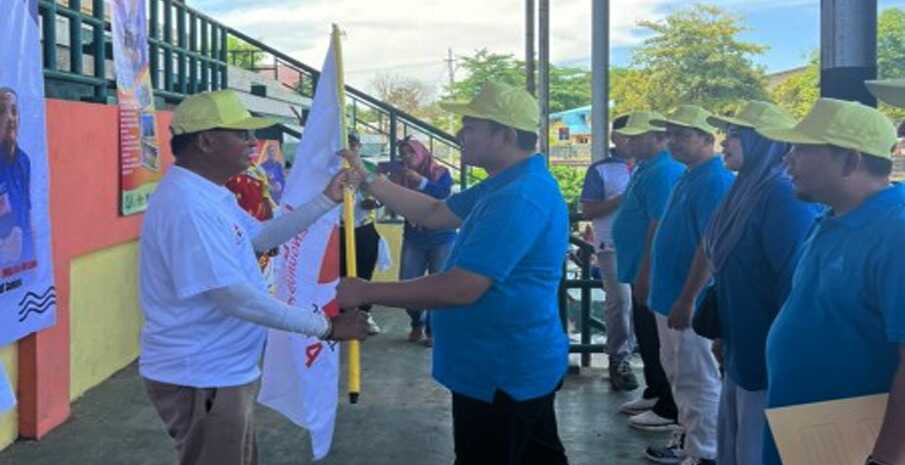 iwba Batam Ketua Indonesia Woodball Association (IWBA) Kepri, Yasman Andhika menyerahkan bendera pataka IWBA Kota Batam kepada Rinaldi Samjaya. (SMSI Kepri)