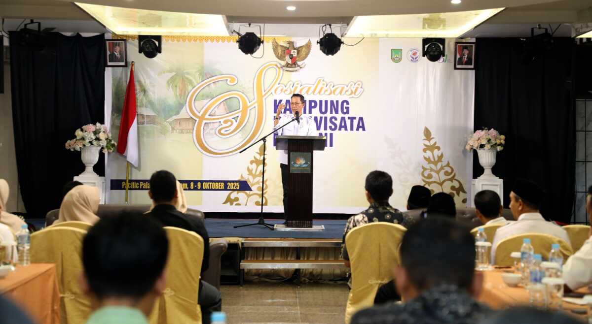 Wali Kota Batam, Amsakar Achmad, membuka kegiatan Sosialisasi Kampung Pariwisata Madani yang digelar oleh Dinas Kebudayaan dan Pariwisata (Disbudpar) Kota Batam di Pacific Palace Hotel, Rabu (8/10/2025). (Diskominfo Batam)