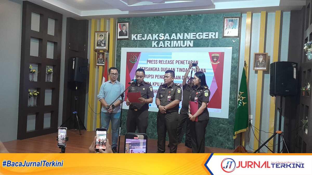 korupsi kpu Karimun Kajari Karimun Denny Wicaksono didampingi Kasi Intelijen (kiri), Kasi Pidana Khusus (2 kanan) dan Kasubsi Pemeriksa (kanan) memberikan keterangan pers terkait penetapan dan penahanan empat tersangka kasus korupsi dana hibah pada KPU Karimun di aula Kantor Kejari Karimun, Rabu (19/11/2025). (JurnalTerkini.id/rusdi)