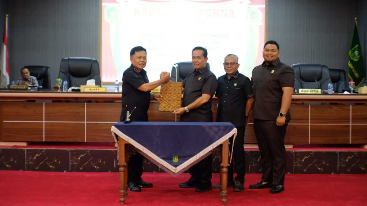 Bupati Meranti dan pimpinan DPRD usai penandatanganan kesepakatan Nota Keuangan Rancangan Perubahan APBD 2025 dalam rapat paripurna di Balai Sidang DPRD Kepulauan Meranti, Rabu (17/9/2025). (Dokumentasi pribadi)