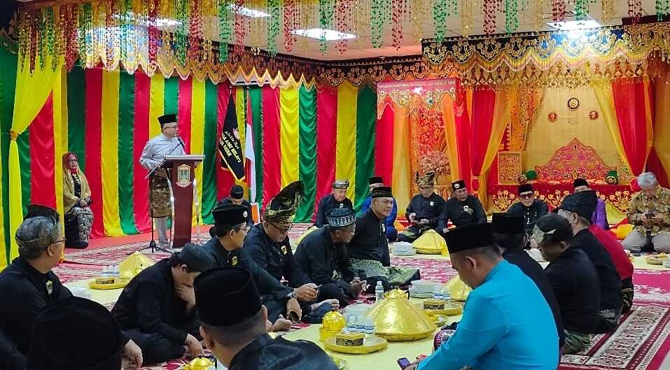 Makan Berhidang yang digelar di Gedung Lembaga Adat Melayu (LAM) Kota Batam pada Selasa (21/10/2025). (Batam.go.id)