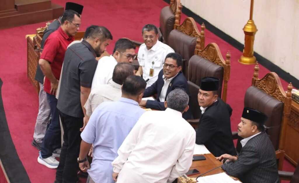 pansus ranperda psu batam DPRD Kota Batam membentuk Panitia Khusus (Pansus) Rancangan Peraturan Daerah (Ranperda) tentang Penyelenggaraan Prasarana, Sarana, dan Utilitas (PSU) Umum Perumahan dalam rapat paripurna di Gedung DPRD Batam, Selasa (4/11/2025). (batam.go.id)