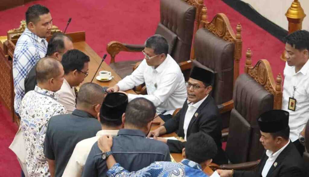 paripurna pansus dprd Batam Dewan Perwakilan Rakyat Daerah (DPRD) Kota Batam menggelar Rapat Paripurna dengan agenda pengambilan keputusan atas tiga Rancangan Peraturan Daerah (Ranperda) pada Rabu (12/11/2025). (Batam.go.id)
