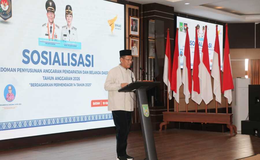 Penjabat (Pj) Sekretaris Daerah (Sekda) Kota Batam, Firmansyah, membuka Sosialisasi Pedoman Penyusunan Anggaran Pendapatan dan Belanja Daerah (APBD) 2026, Jumat (10/10/2025) di Aula Lantai IV, Kantor Wali Kota Batam. (Diskominfo Batam)