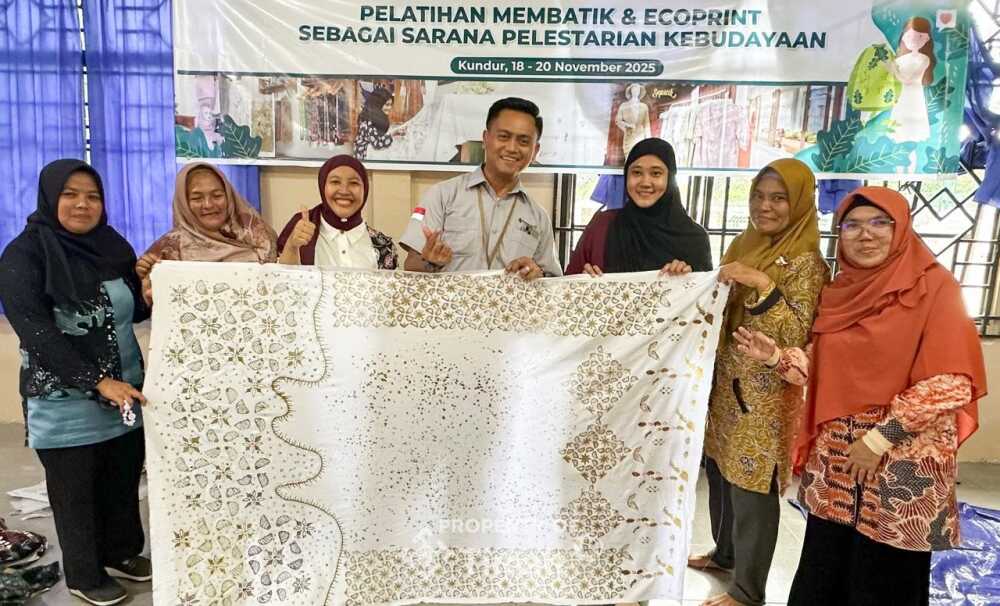 pelatihan ecoprint pt timah di Karimun PT Timah Tbk menggelar Pelatihan Membatik Ecoprint pada 18-21 November 2025 di Wisma Kundur PT Timah, diikuti 20 peserta dari berbagai wilayah di Pulau Kundur, Kabupaten Karimun. (Timah)
