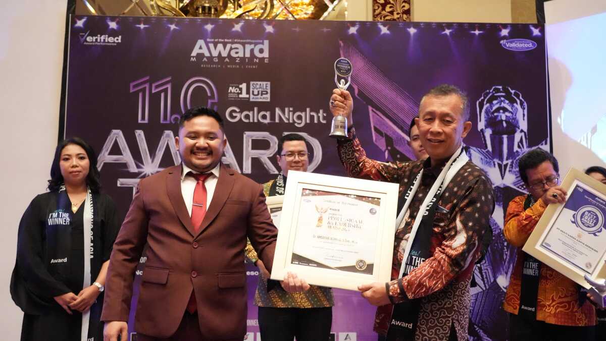 Deputi Bidang Administrasi dan Keuangan BP Batam, Alexander Zulkarnain mewakili Kepala BP Batam, Amsakar Achmad yang menerima penghargaan kategori "Inspiring Professional & Leadership Award 2025" dalam Gala Night 11.0 Award Trends Summit 2025, Sabtu (8/11/2025) malam. (Humas BP Batam)