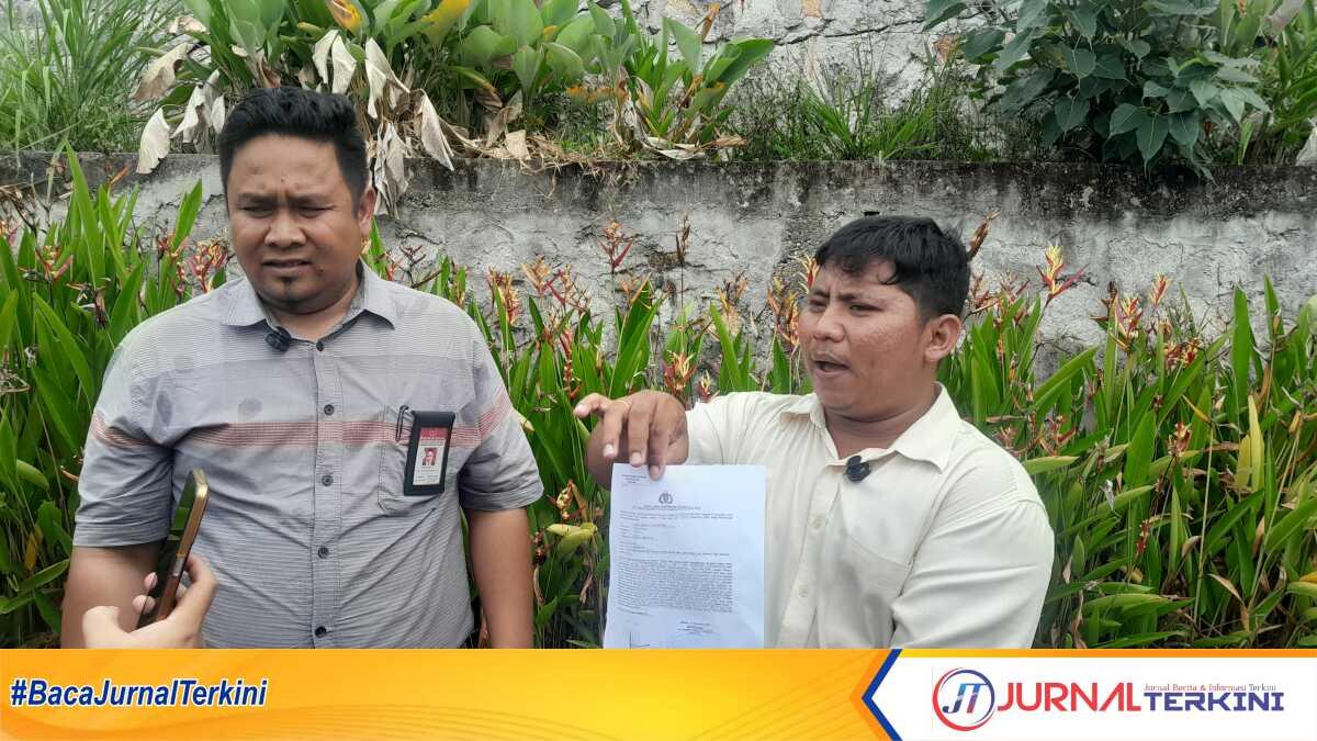 Kuasa hukum Nurdan alias Jordan, Ronald Reagen Sunarto (kanan), Selasa (4/11/2025) di Tanjung Balai Karimun, menunjukkan salinan Laporan Polisi atas nama kliennya, Nurdan alias Jordan terhadap Fe alias Gu dan ESP, terkait kasus penipuan dan penggelapan sebesar Rp800 juta dengan iming-iming pengurangan hukuman menjadi 9 tahun penjara. (JurnalTerkini.id/Rusdi)