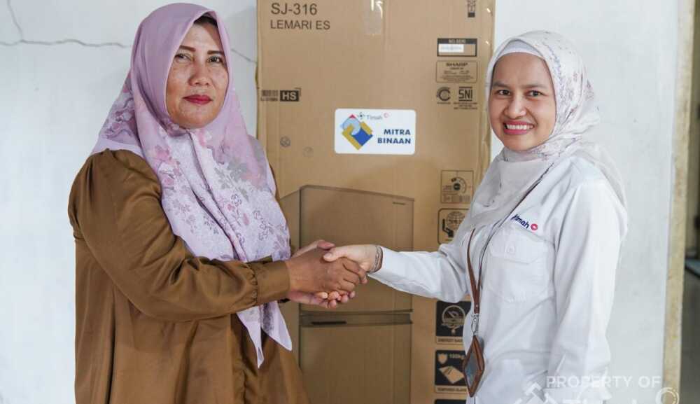 pt timah bantu rusip asri Perwakilan manajemen Timah Tbk menyerahkan bantuan berupa kulkas kepada Asriyani, pemilik usaha Rusip Asri, di Kelurahan Tua Tunu, Pangkalpinang. (Timah)