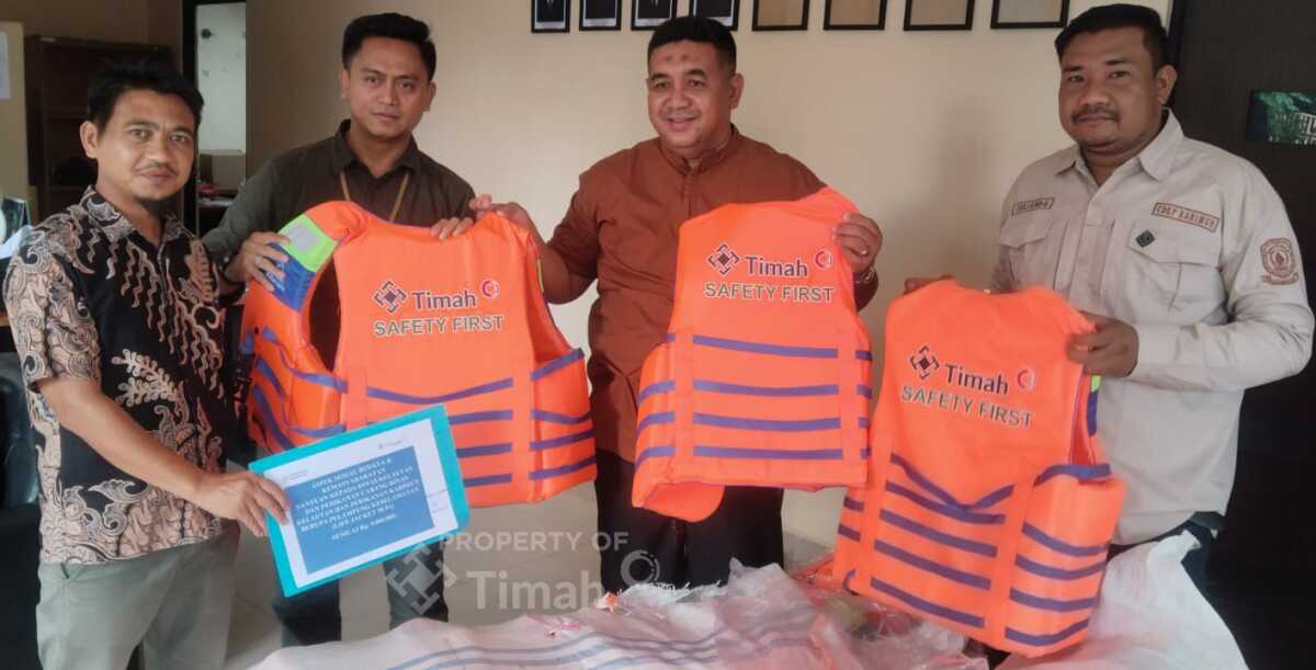PT Timah menyalurkan bantuan 80 unit jaket pelampung (life jacket) untuk kelompok nelayan di Kabupaten Karimun, Kepulauan Riau, kepada Kepala Cabang Dinas Kelautan dan Perikanan Provinsi Kepri di Karimun, Yova Apriazir, Kamis (27/11/2025). (Timah)