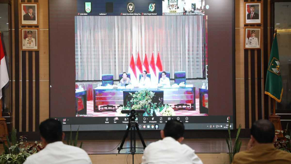 rakor inflasi Wali Kota Batam, Amsakar Achmad, mengikuti Rapat Koordinasi (Rakor) Pengendalian Inflasi Daerah Tahun 2025 yang dirangkaikan dengan Percepatan Realisasi Belanja yang diselenggarakan secara daring oleh Kementerian Dalam Negeri (Kemendagri) pada Senin (20/10/2025). (Diskominfo Batam)