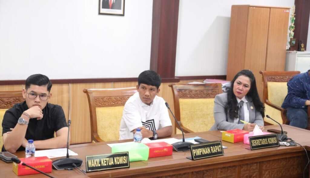 rdpu komisi II dprd Batam Komisi II DPRD Kota Batam menggelar Rapat Dengar Pendapat Umum (RDPU) pada Selasa (4/11/2025) untuk membahas persoalan pengelolaan parkir di Pasar Mega Legenda dan titik strategis lainnya. (Batam.go.id)