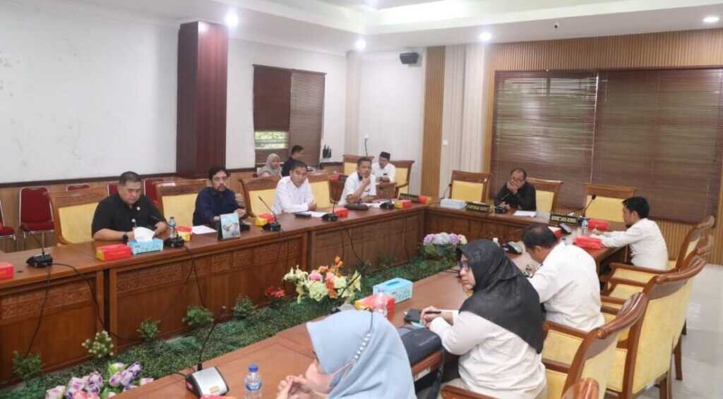 rdpu komisi iv dprd Batam 1 Komisi IV DPRD Kota Batam menggelar Rapat Dengar Pendapat Umum (RDPU) terkait perselisihan gaji antara pekerja dan manajemen PT VRS Mechanical Engineering Batam, Rabu (12/11/2025). (batam.go.id)