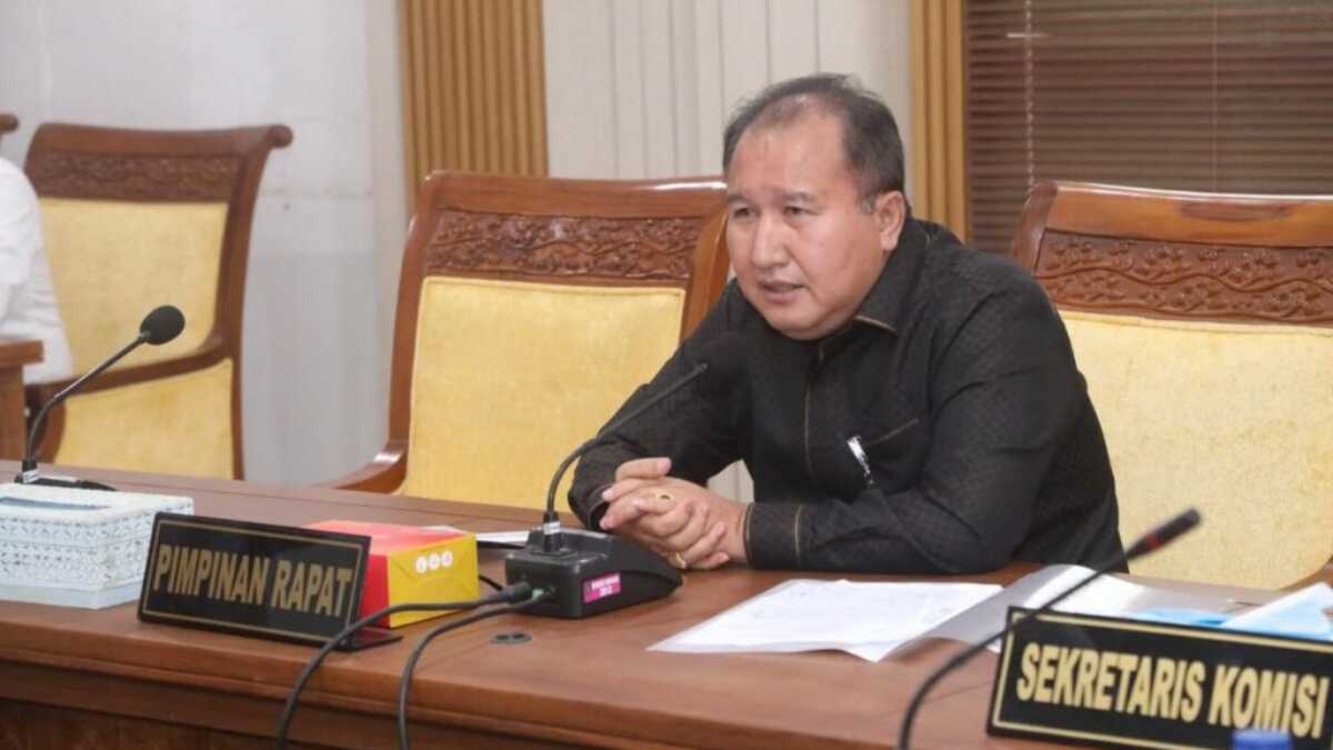 Ketua Komisi IV DPRD Kota Batam Dandis Rajagukguk memimpin Rapat Dengar Pendapat Umum (RDPU) terkait perselisihan gaji antara pekerja dan manajemen PT VRS Mechanical Engineering Batam, Rabu (12/11/2025). (batam.go.id)