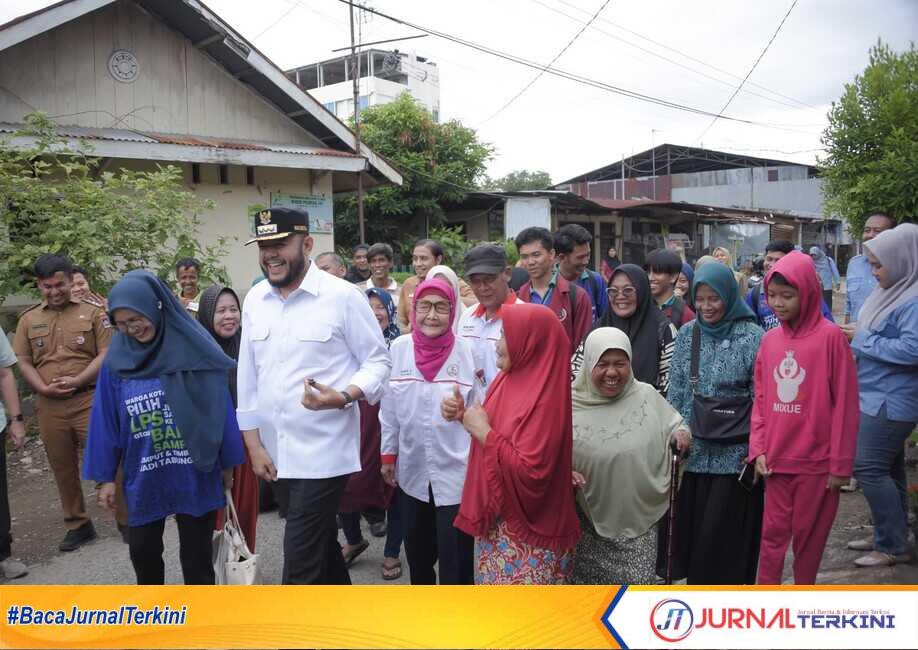 Wali Kota Padang, Fadly Amran saat mengujungi kelurahan padang pasir. (Foto Kominfo Padang).