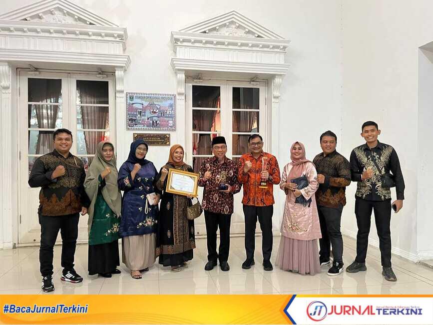 result_FB_IMG_1763600413775 Pemko Padang Bertabur Prestasi di Ajang Malam Anugerah Penghargaan Keterbukaan Informasi Publik oleh KI Sumbar. (Foto Kominfo Padang).