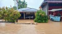 Rumah penduduk di Kota Padang teremdam banjir. (Foto Kominfo Padang).