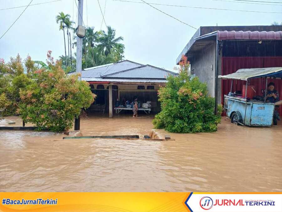 Rumah penduduk di Kota Padang teremdam banjir. (Foto Kominfo Padang).