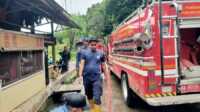 Damkar Kota Padang saat membersihkan Mesjid dan Rumah Warga di Kec Pauh. (Foto Kominfo Padang).