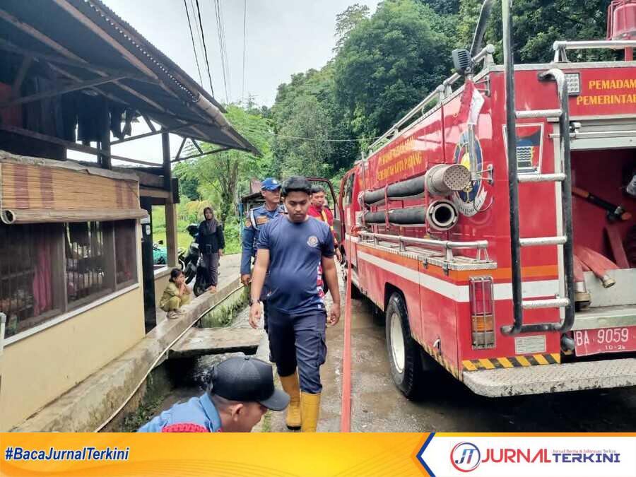 Damkar Kota Padang saat membersihkan Mesjid dan Rumah Warga di Kec Pauh. (Foto Kominfo Padang).
