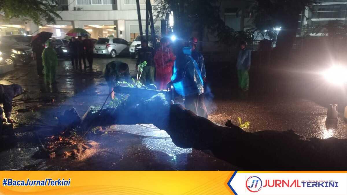 result_FB_IMG_1764171915261 Kota Padang dilanda cuaca ekstrem. (Foto Kominfo Padang).
