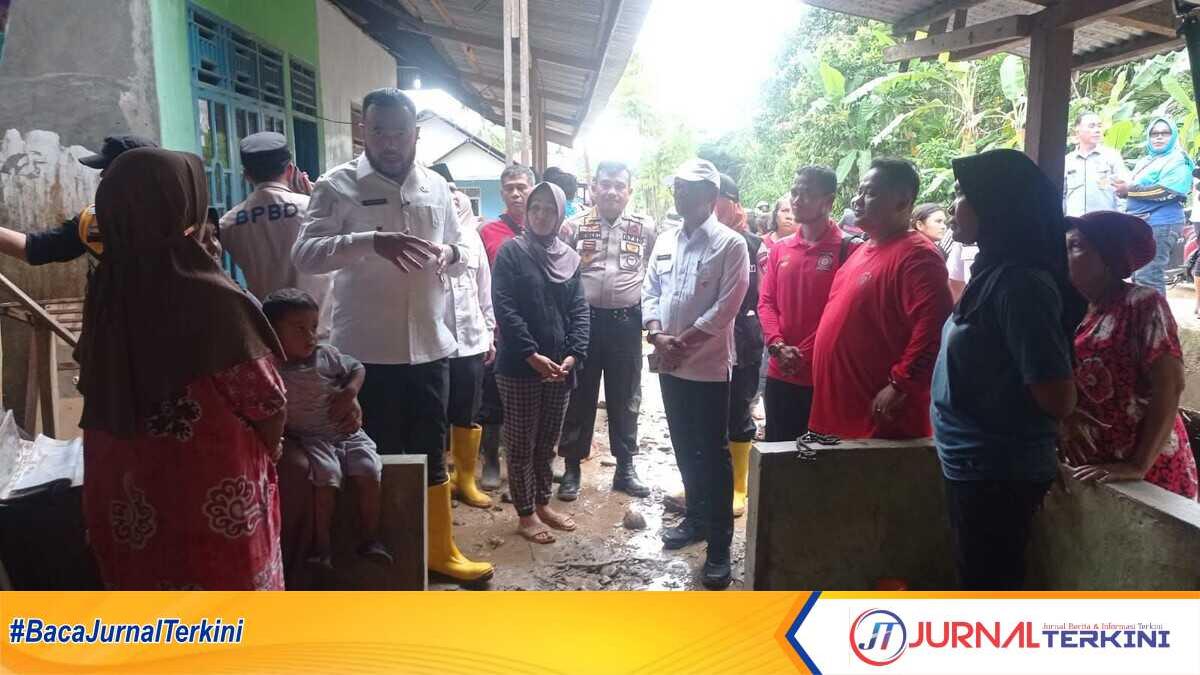 Wali Kota Padang, Fadly Amran saat meninjau korban bencana. (Foto Kominfo Padang).