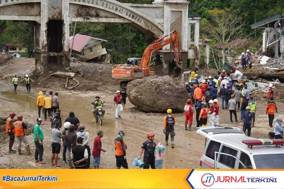 Proses pencarian korban bencana banjir bandang di Jembatan Kembar Padang Panjang. (Foto Dion/jurnalterkini.id).